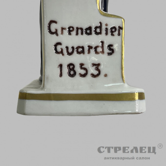 фото — фарфоровый солдатик «гвардейский гренадер 1853». германия